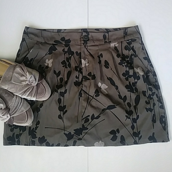 GAP Dresses & Skirts - 5/$25 GAP Silky Floral Skirt with Pockets